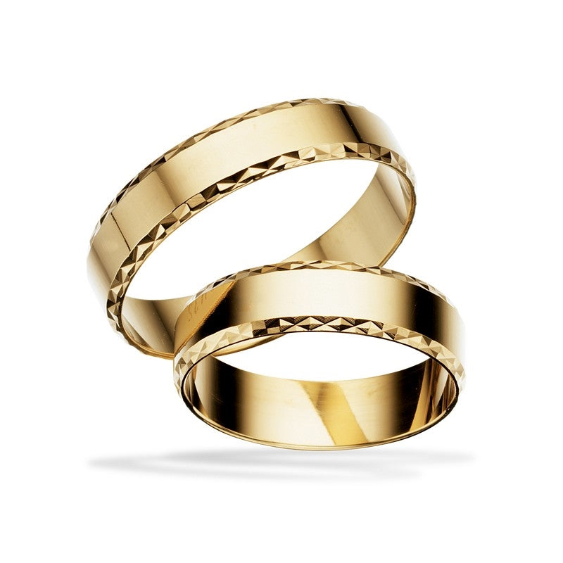 Flotte Scrouples vielsesringe i 8 eller 14 karat guld med blank overflade og mønsterbånd, 5 mm.